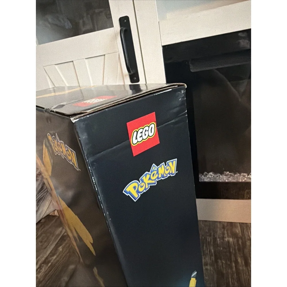 LEGO Pokemon Pikachu and Poke Ball 72152 Building Set Ships Same Day Box Damage